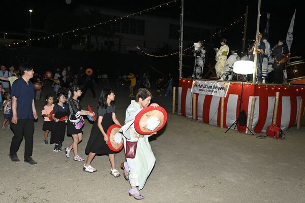 盆踊りを楽しむ来場者ら