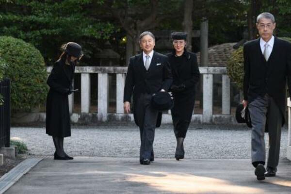 　三笠宮妃百合子さまの墓所に向かわれる天皇、皇后両陛下＝１７日午後、東京都文京区の豊島岡墓地（代表撮影）