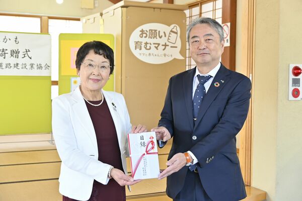 日本道路建設業協会関東支部の平田支部長（右）から目録を受け取った大川市長