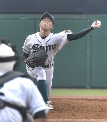 秋季県大会で好投した佐野の松井悠人＝９月、清原