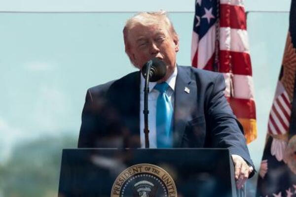 　米沿岸警備隊士官学校の卒業式で演説するトランプ大統領＝２０日、東部コネティカット州ニューロンドン（ロイター＝共同）