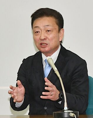 ４期目に向けて立候補を正式に表明する加藤町長＝25日午後、県庁