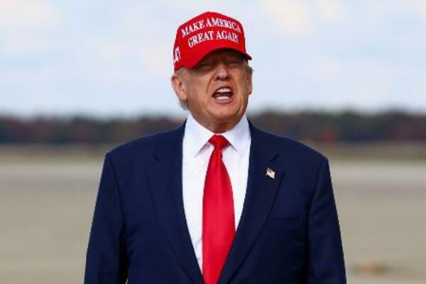 「米国を再び偉大に」のロゴが入った帽子をかぶるトランプ大統領=10月30日、ワシントン郊外のアンドルーズ空軍基地(ロイター=共同)