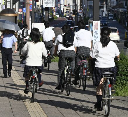 自転車に乗る高校生ら＝17日午後、宇都宮市本町