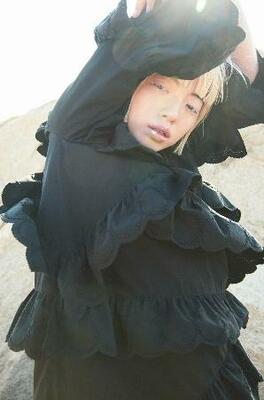 　ミナ　ペルホネンを代表するモチーフ「ｔａｍｂｏｕｒｉｎｅ」を施した衣服をまとうダンサーのアオイヤマダさん（ｐｈｏｔｏ：Ｋｅｉｔａ　Ｇｏｔｏ／ｍｏｄｅｌ：Ａｏｉ　Ｙａｍａｄａ）（提供写真）