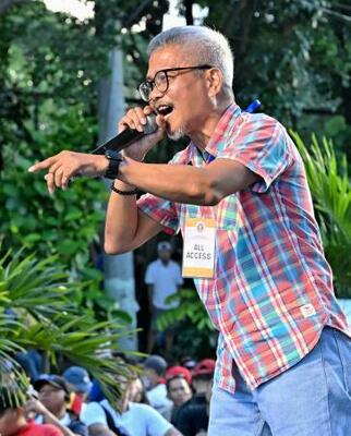 反政府集会で演説する退役した元フィリピン海軍大佐=16日、マニラ(共同)