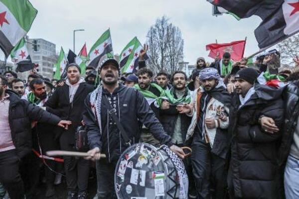 　昨年１２月、ドイツ・ベルリンでシリアのアサド政権崩壊を祝うシリア難民ら（ゲッティ＝共同）