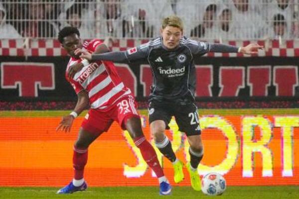 　サッカーのドイツ１部リーグで、ウニオン・ベルリン戦に出場したアイントラハト・フランクフルトの堂安律（右）＝６日、ベルリン（ＡＰ＝共同）