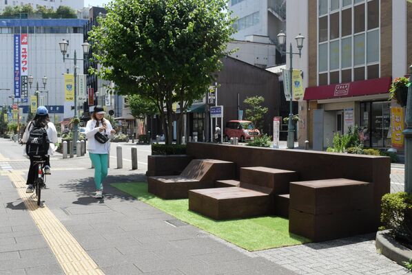 東武馬車道通りに設置されているベンチ