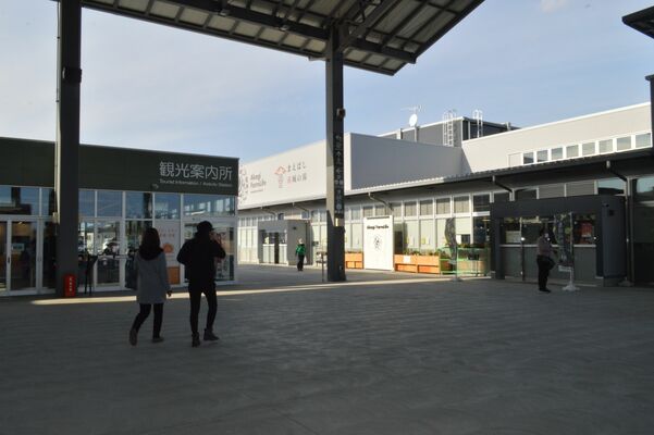 直売所をはじめ多様な施設がある「道の駅まえばし赤城」