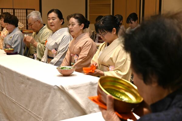 濃茶をじっくりと味わう参加者＝26日午前、宇都宮市