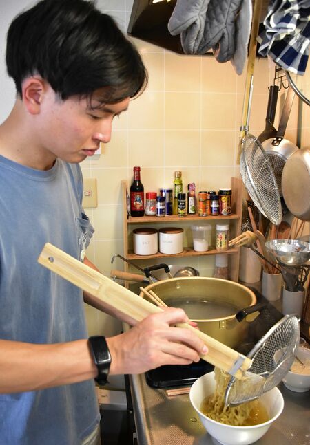 自宅でラーメンを作る星さん