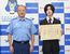 本澤署長（左）から感謝状を受け取った古谷さん