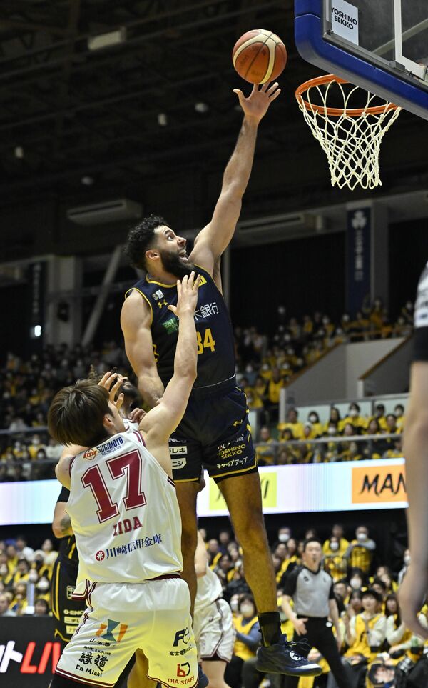 第２クオーター５分、ブレックスのジェレットがゴール下でシュートを決める＝ブレックスアリーナ宇都宮