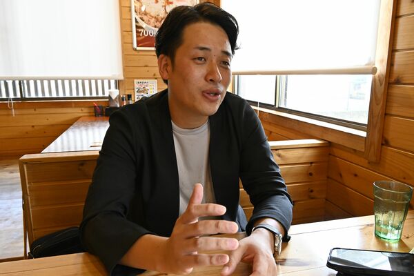 「カフェハナモリ」と野菜炒め専門店「ベジ家」を手がける大塚社長＝宇都宮市