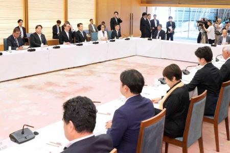 　首相官邸で開かれた「新しい地方経済・生活環境創生本部」の会合＝２日午前