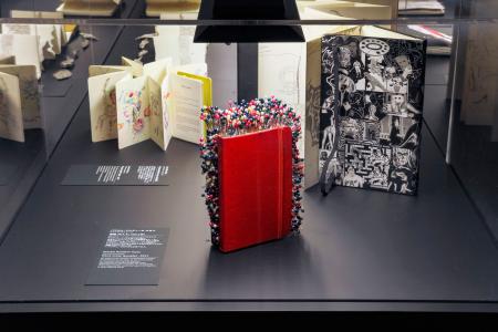 巡回展「Detour」の展示風景。手前は、ノートにカラフルな装飾を施したパスカル・マルティーヌ・タヨウ「無数(の人々)」(2011年)=東京・六本木(提供写真)