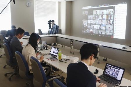 2023年5月、文部科学省で開かれた公立小中高校の教員採用試験前倒しを検討する協議会。24年度1次試験は6月16日を標準にする方針が示された
