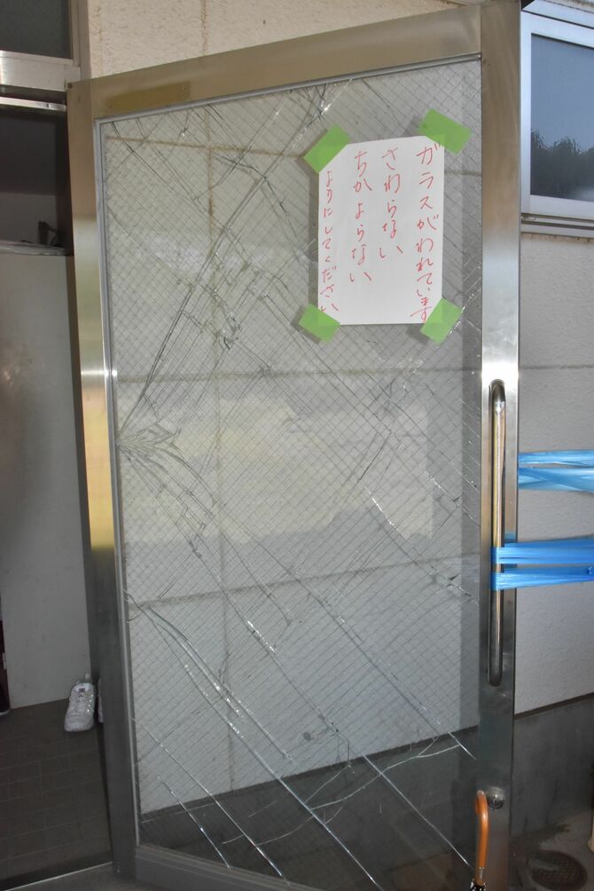 強風で割れた小山南高トレーニング場のドアガラス
