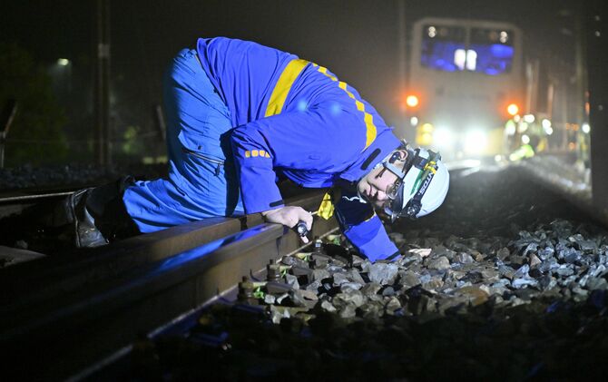 線路のゆがみが直っているかを確認する斎藤さん＝2025年11月26日午前３時５分