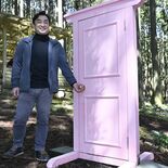 ピンク色の「どこへでもドア」那珂川町の各所に　不定期で移動　なぜここに…