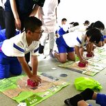心肺蘇生法を児童ら実践　茂木・中川小の30人　卒業生の医師から学ぶ