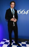 ROBERT PATTINSON、1664の「UNQUESTIONABLY GOOD TASTE」のロンドン発表会に登場