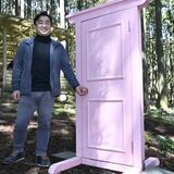 ピンク色の「どこへでもドア」那珂川町の各所に　不定期で移動　なぜここに？誰がどんな思いで？