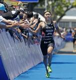 トライアスロン、安松青葉11位