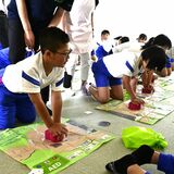 心肺蘇生法を児童ら実践　茂木・中川小の30人　卒業生の医師から学ぶ
