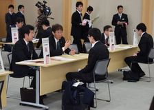 ５３社、学生ら８７人参加／県庁で就職合同面接会