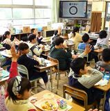 「校長先生の給食クイズ」420回以上　黙食を楽しい時間に