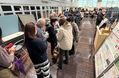 市役所、高齢者ら大混雑