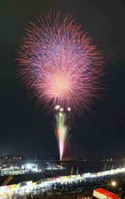 初夏の大輪７万人魅了　