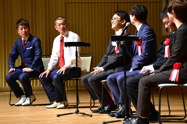 羽生会長（左から３人目）ら棋士やＵ字工事によるトークショー