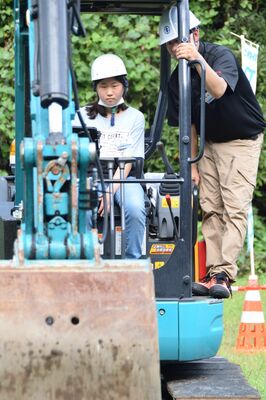 重機の操縦を体験する参加者