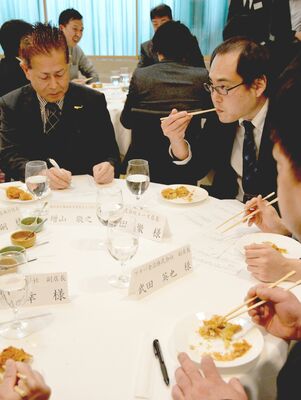 バイヤーらが参加して行われた「もてコロ」の試食会