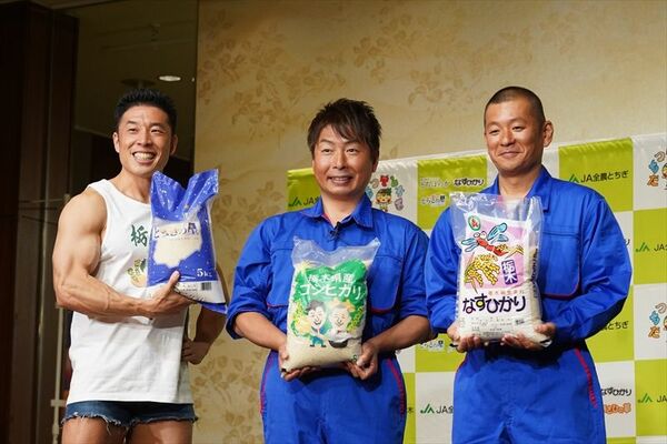 本県産米をＰＲするＵ字工事の２人（右側）となかやまきんに君＝23日午前、東京都内