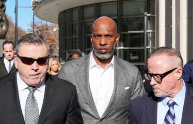 　２４日、米ニューヨーク・ブルックリンの連邦地裁を後にするビラップス被告（中央）（ロイター＝共同）