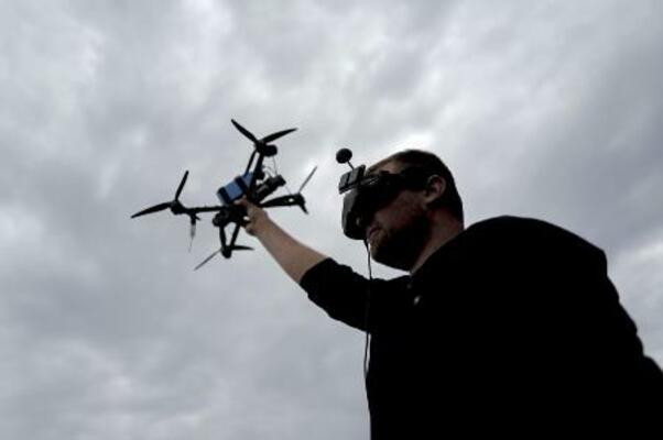 　ＦＰＶ型ドローンの飛行訓練に臨む「ブラックアロー大隊」の操縦士＝昨年５月、ウクライナ東部ドニプロペトロウスク州メジョワ（共同）