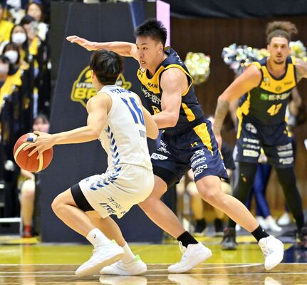 第３クオーター９分、相手をマークするブレックスの高島（右）＝ブレックスアリーナ宇都宮