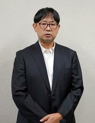 　子どもへの不適切な言動などを調査する委員による会合後、取材に応じる所寿弥弁護士＝９日午前、名古屋市役所