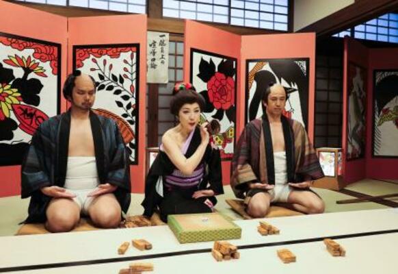 　東映太秦映画村の内覧会で行われた夜限定イベント「丁半博打」＝１９日午後、京都市右京区