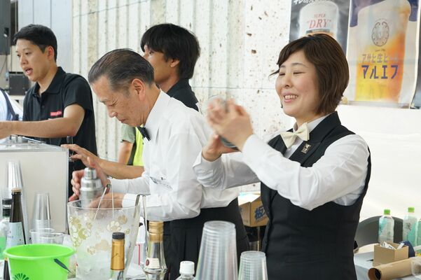 シェイクしてカクテルをづくる宇都宮バーフェス２０２５のバーテンダー＝２０２５年５月、宇都宮オリオンスクエア