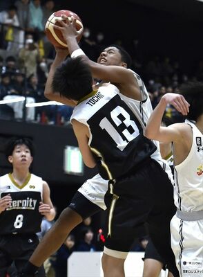 男子決勝　第４クオーター８分、ブレックスＵ15のデイビッド（中央奥）がリバウンドを奪う＝日環アリーナ栃木