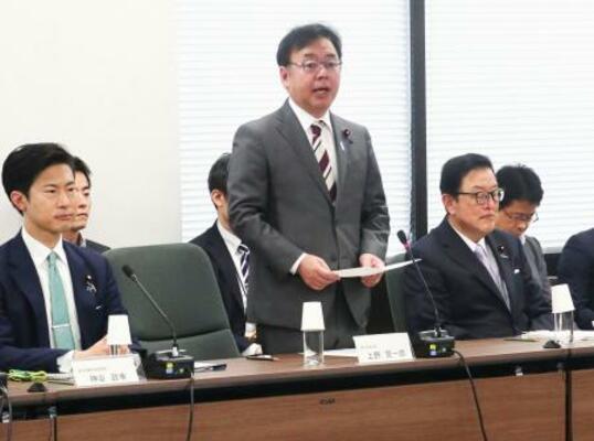 日本成長戦略会議の労働市場改革分科会であいさつする上野厚労相(中央)=27日午前、厚労省