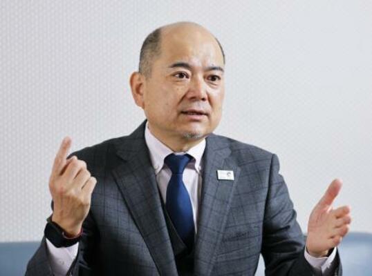 インタビューに応じる全日本ろうあ連盟の石橋大吾理事長
