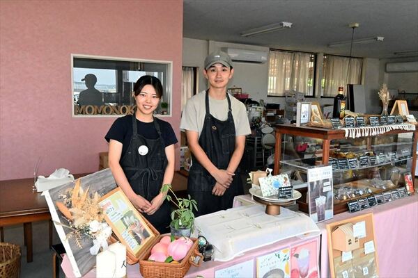 店内に立つ小林妃菜乃さん（左）、雅康さん夫妻
