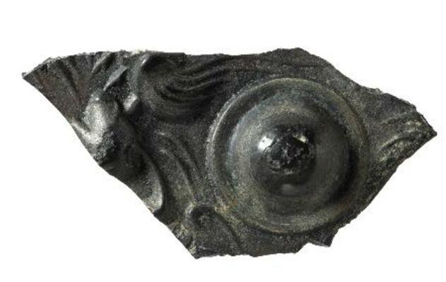 富雄丸山古墳で出土した斜縁神獣鏡の破片(奈良市教育委員会提供)