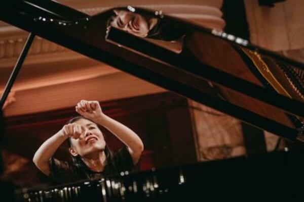　第１９回ショパン国際ピアノ・コンクールの２次予選で演奏する進藤実優さん＝１２日、ワルシャワ（（Ｃ）Ｋ．Ｓｚｌｅｚａｋ／ＮＩＦＣ提供・共同）